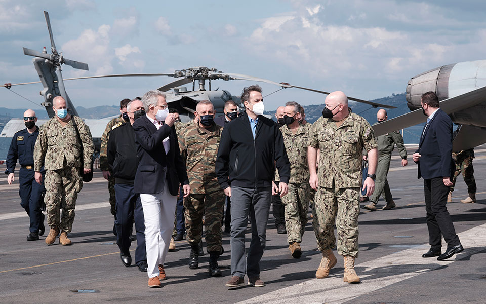 επίσκεψη-μητσοτάκη-στο-αεροπλανοφόρ-561304078