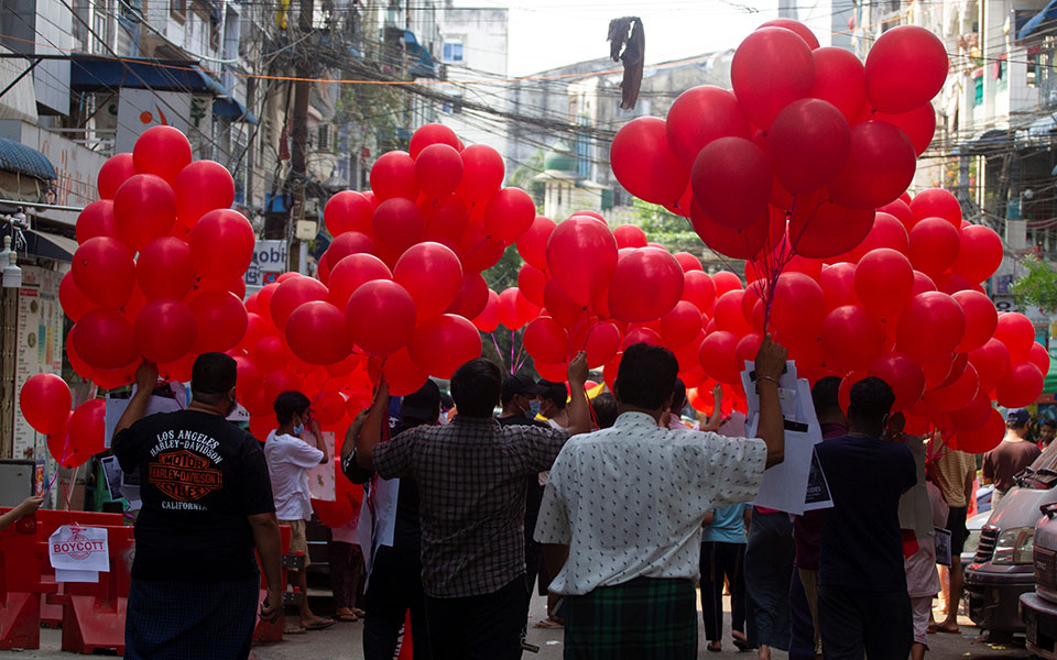 Μιανμάρ: 600 κρατούμενοι αφέθηκαν ελεύθεροι – Νέες κινητοποιήσεις (εικόνες)-2
