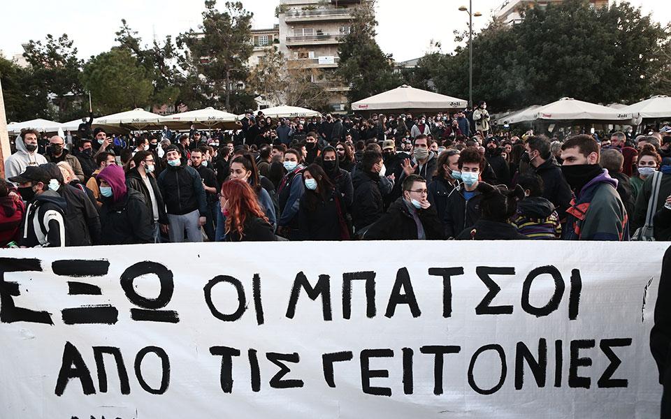 Πεδίο μάχης η Νέα Σμύρνη: Στο νοσοκομείο ο τραυματίας αστυνομικός (video)-11