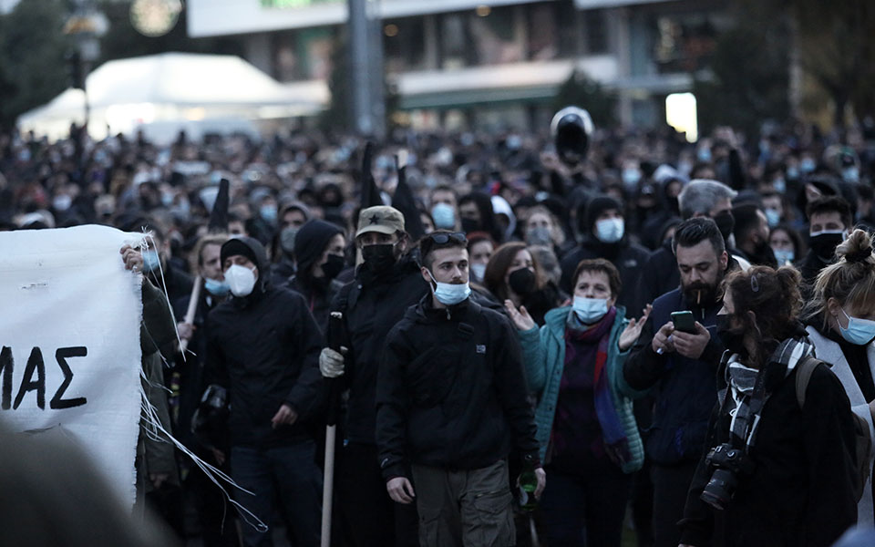 Πεδίο μάχης η Νέα Σμύρνη: Στο νοσοκομείο ο τραυματίας αστυνομικός (video)-9