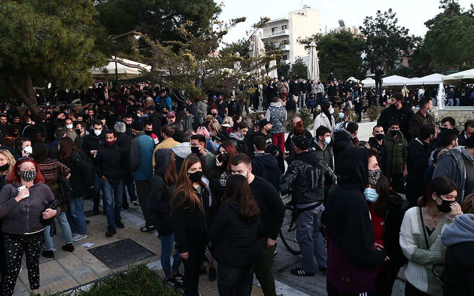 Πεδίο μάχης η Νέα Σμύρνη: Στο νοσοκομείο ο τραυματίας αστυνομικός (video)-16