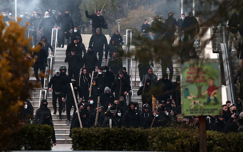 Πεδίο μάχης η Νέα Σμύρνη: Στο νοσοκομείο ο τραυματίας αστυνομικός (video)-12