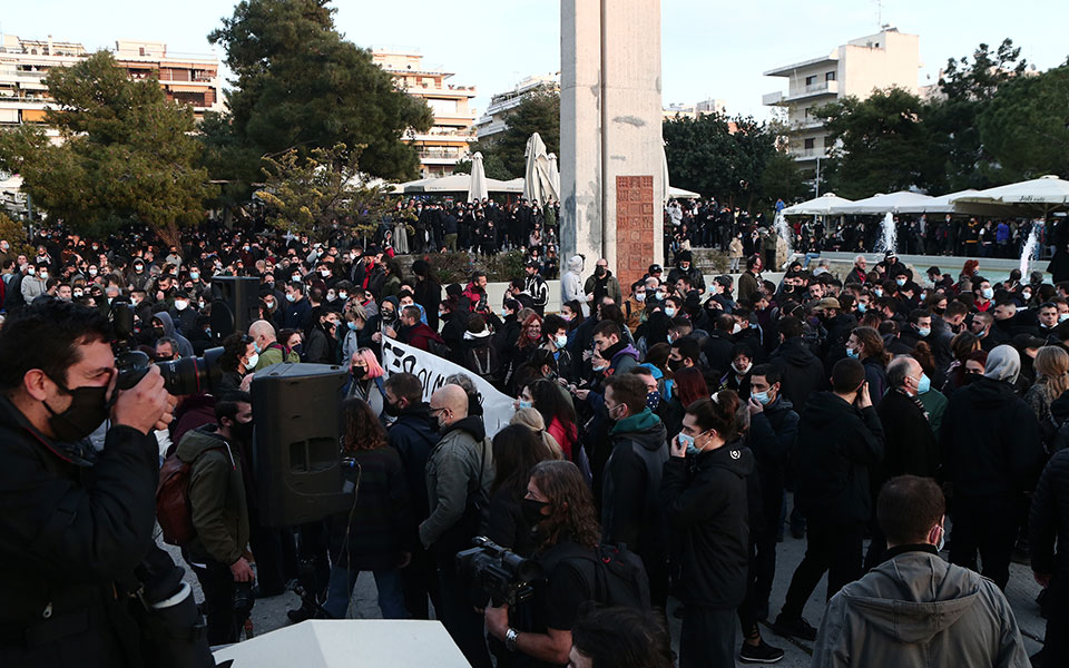 Πεδίο μάχης η Νέα Σμύρνη: Στο νοσοκομείο ο τραυματίας αστυνομικός (video)-15