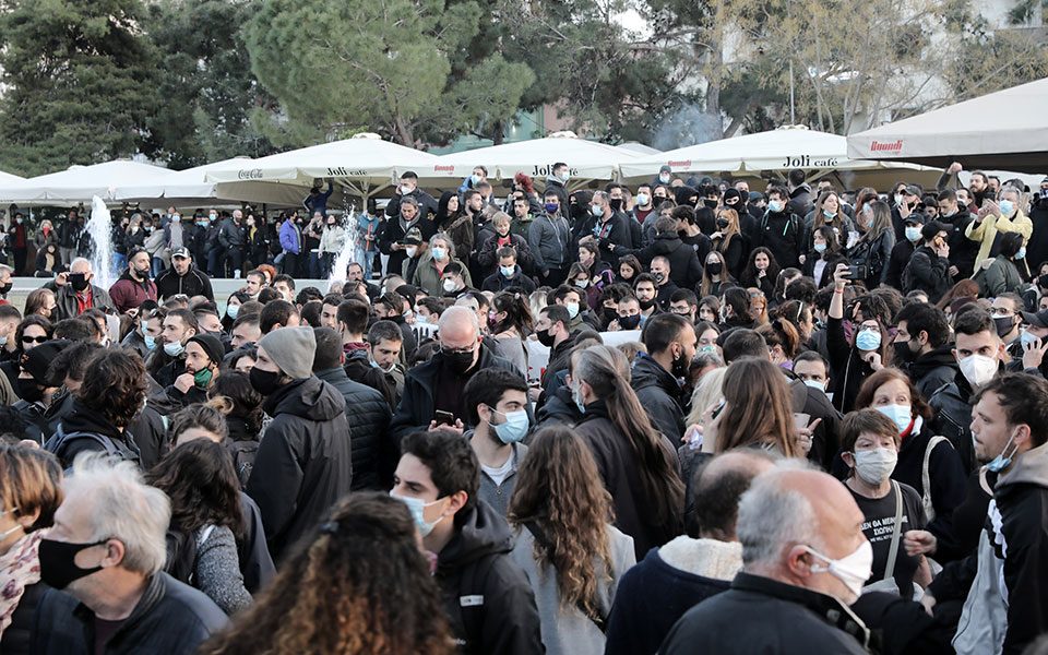 Πεδίο μάχης η Νέα Σμύρνη: Στο νοσοκομείο ο τραυματίας αστυνομικός (video)-10