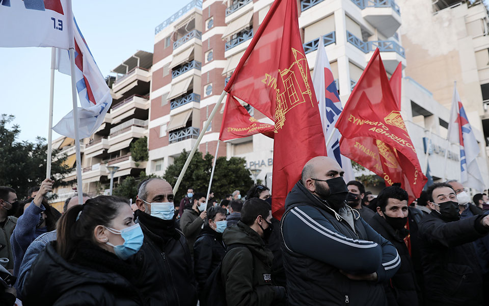 Πεδίο μάχης η Νέα Σμύρνη: Στο νοσοκομείο ο τραυματίας αστυνομικός (video)-14