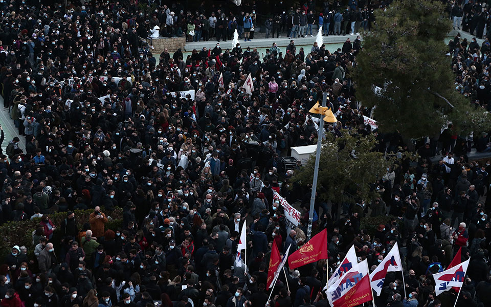 Πεδίο μάχης η Νέα Σμύρνη: Στο νοσοκομείο ο τραυματίας αστυνομικός (video)-7