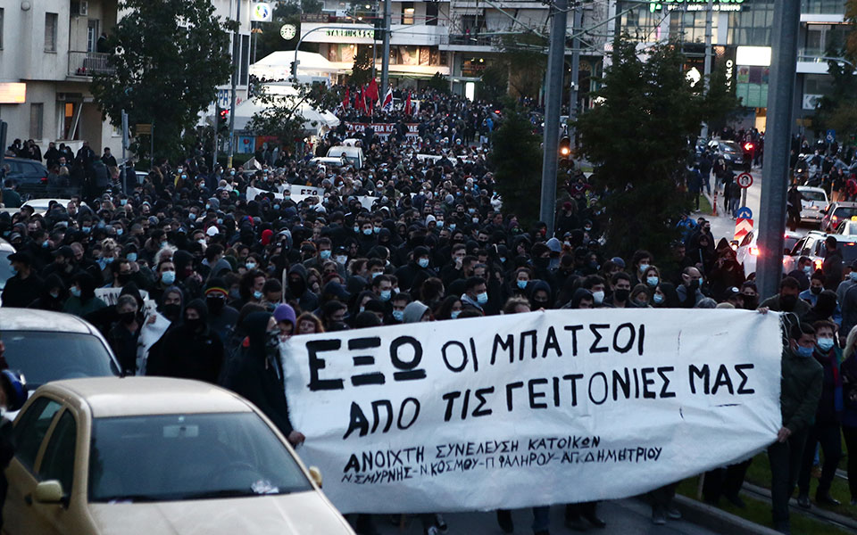 Πεδίο μάχης η Νέα Σμύρνη: Στο νοσοκομείο ο τραυματίας αστυνομικός (video)-8