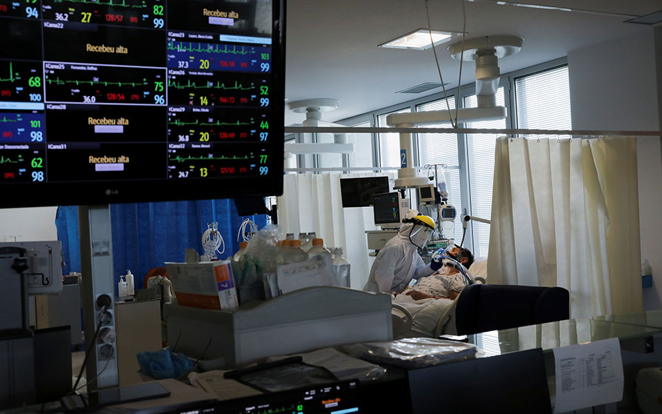 «Ασφυξία» με διπλή αρνητική επίδοση: 3.465 κρούσματα, 630 διασωληνωμένοι-4