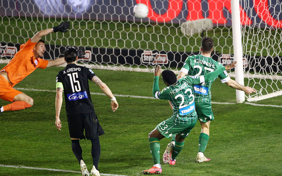 πράσινο-το-ντέρμπι-με-το-βλέμμα-στα-π-561295246