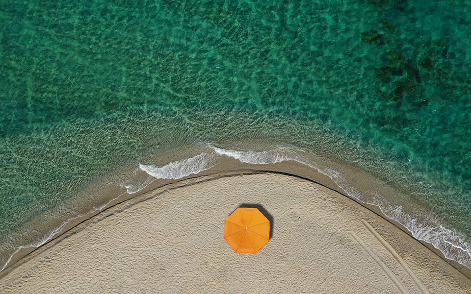 reuters-η-ελλάδα-ετοιμάζει-ξαπλώστρες-για-το-561293236