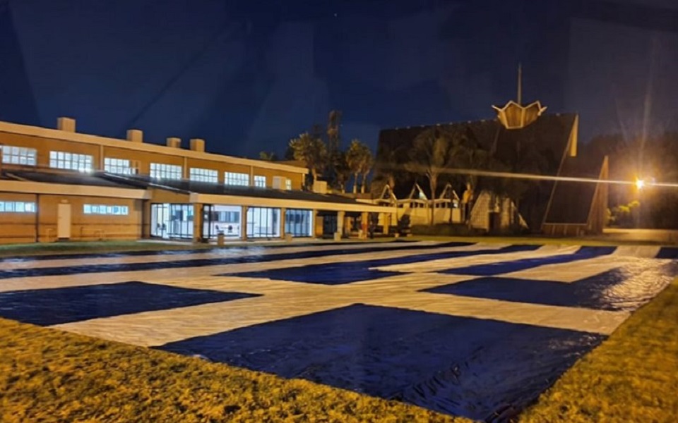 γιγάντια-ελληνική-σημαία-1-600-τ-μ-από-τους-561304642