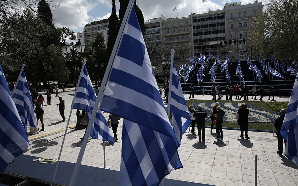 Εντυπωσιακά τεθωρακισμένα με ειδικό διάκοσμο στην παρέλαση-1