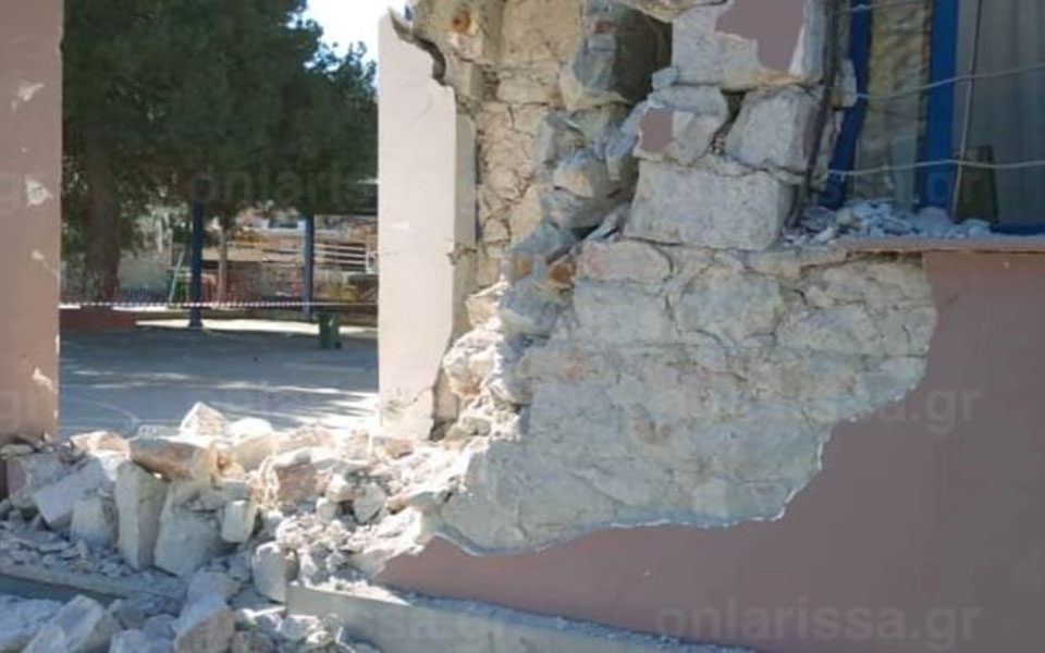 Εύσημα για τον δάσκαλο που απομάκρυνε 63 μαθητές (βίντεο)-1