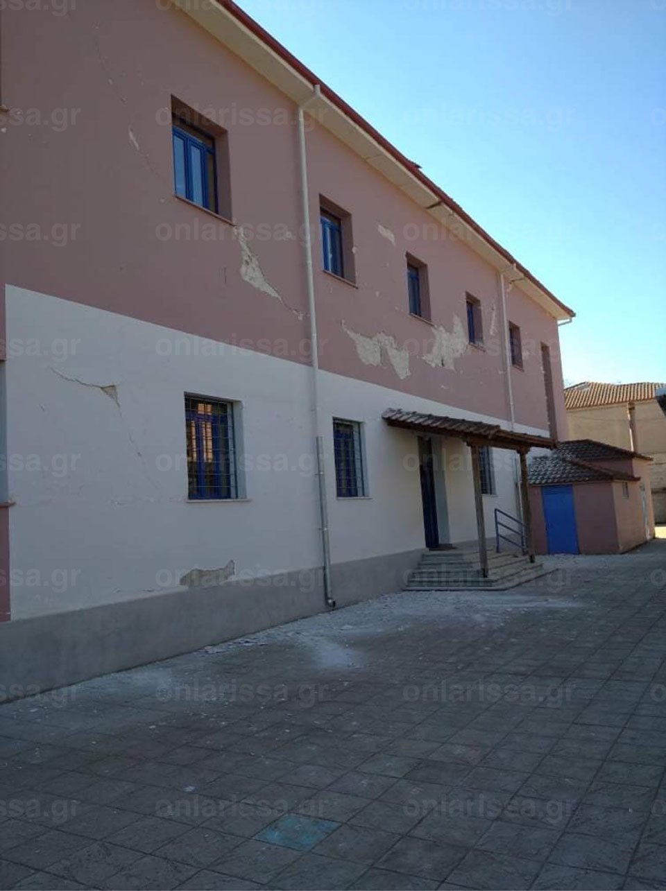 Εύσημα για τον δάσκαλο που απομάκρυνε 63 μαθητές (βίντεο)-4