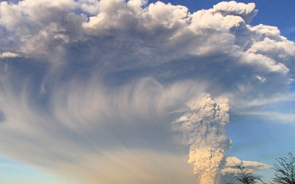 αλλεπάλληλες-ισχυρές-εκρήξεις-στο-ηφ-561290299