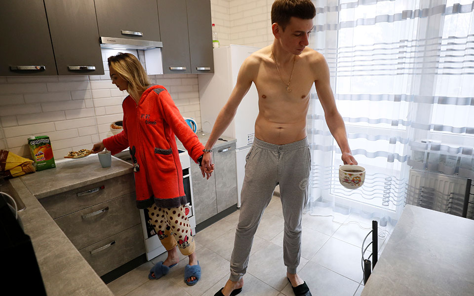 Ουκρανία: Δέθηκαν με χειροπέδες για να σώσουν τη σχέση τους (εικόνες)-1