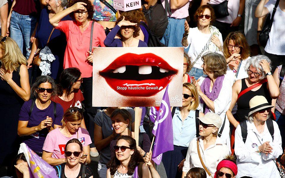 που-μία-στις-3-γυναίκες-θύμα-σωματικής-561289984