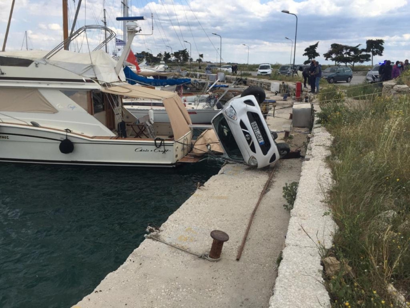 Μαρίνα Γλυφάδας: Αυτοκίνητο ανετράπη και σταμάτησε μισό μέτρο απο το νερό-1