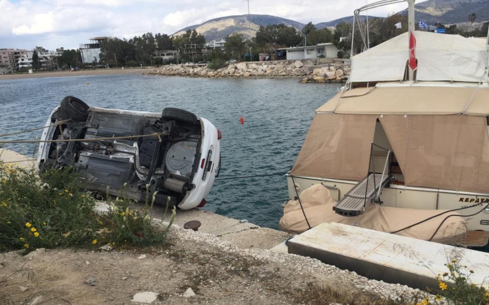 μαρίνα-γλυφάδας-αυτοκίνητο-ανετράπη-561324883