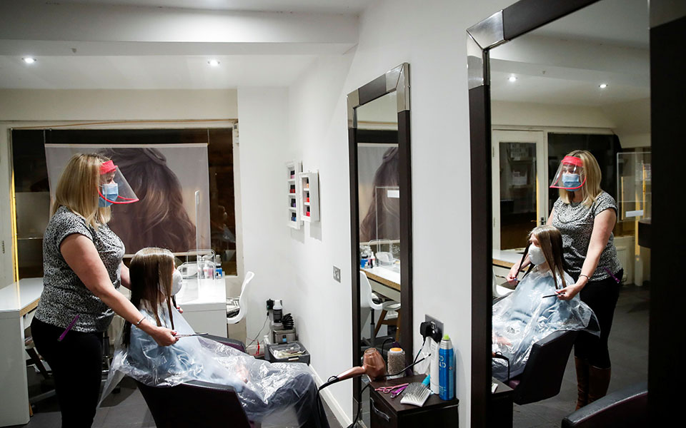 Μπίρα, κομμωτήριο και ψώνια: Η πρώτη μέρα ανοίγματος στη Βρετανία (φωτογραφίες)-6