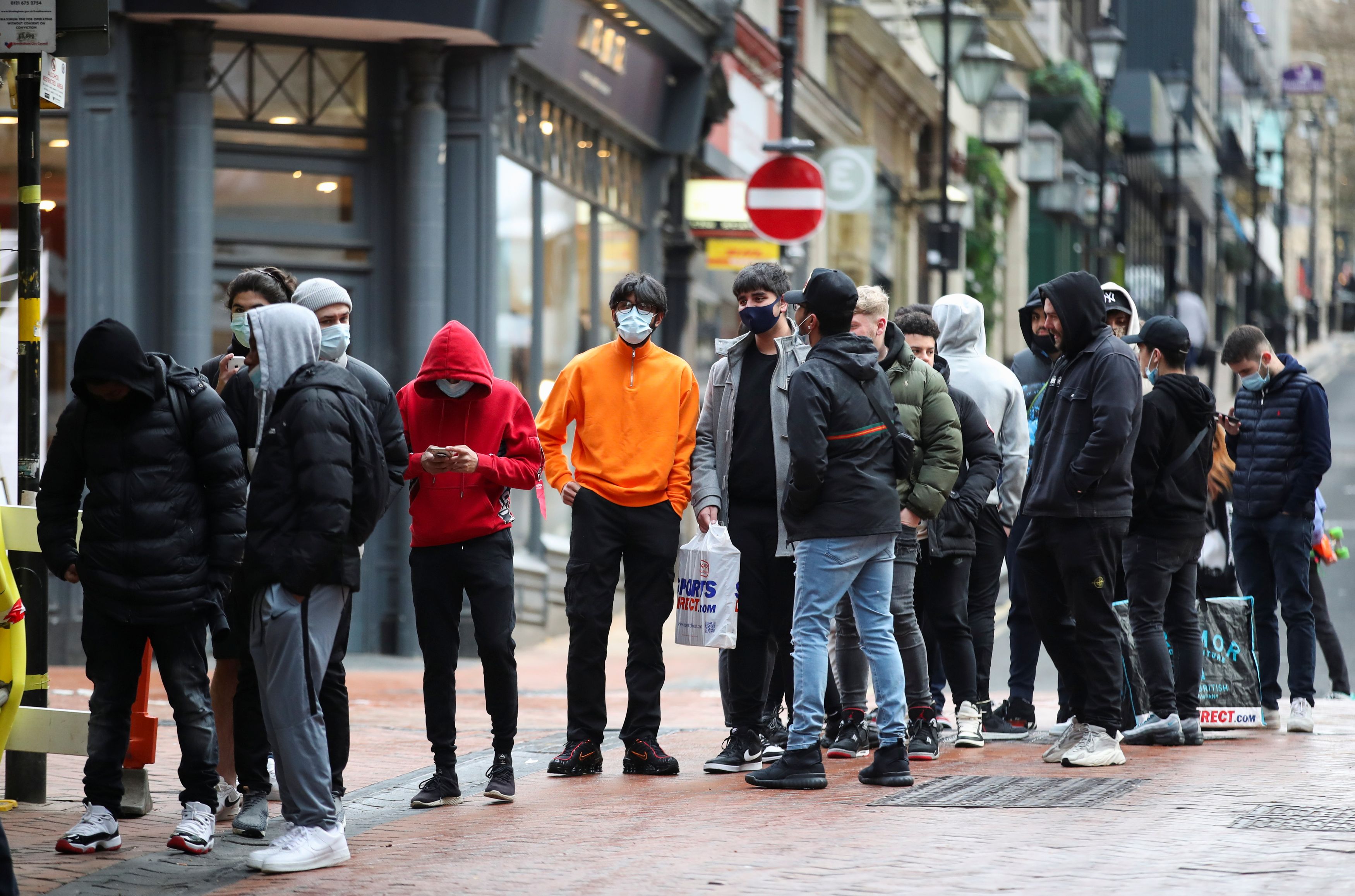 Μπίρα, κομμωτήριο και ψώνια: Η πρώτη μέρα ανοίγματος στη Βρετανία (φωτογραφίες)-14