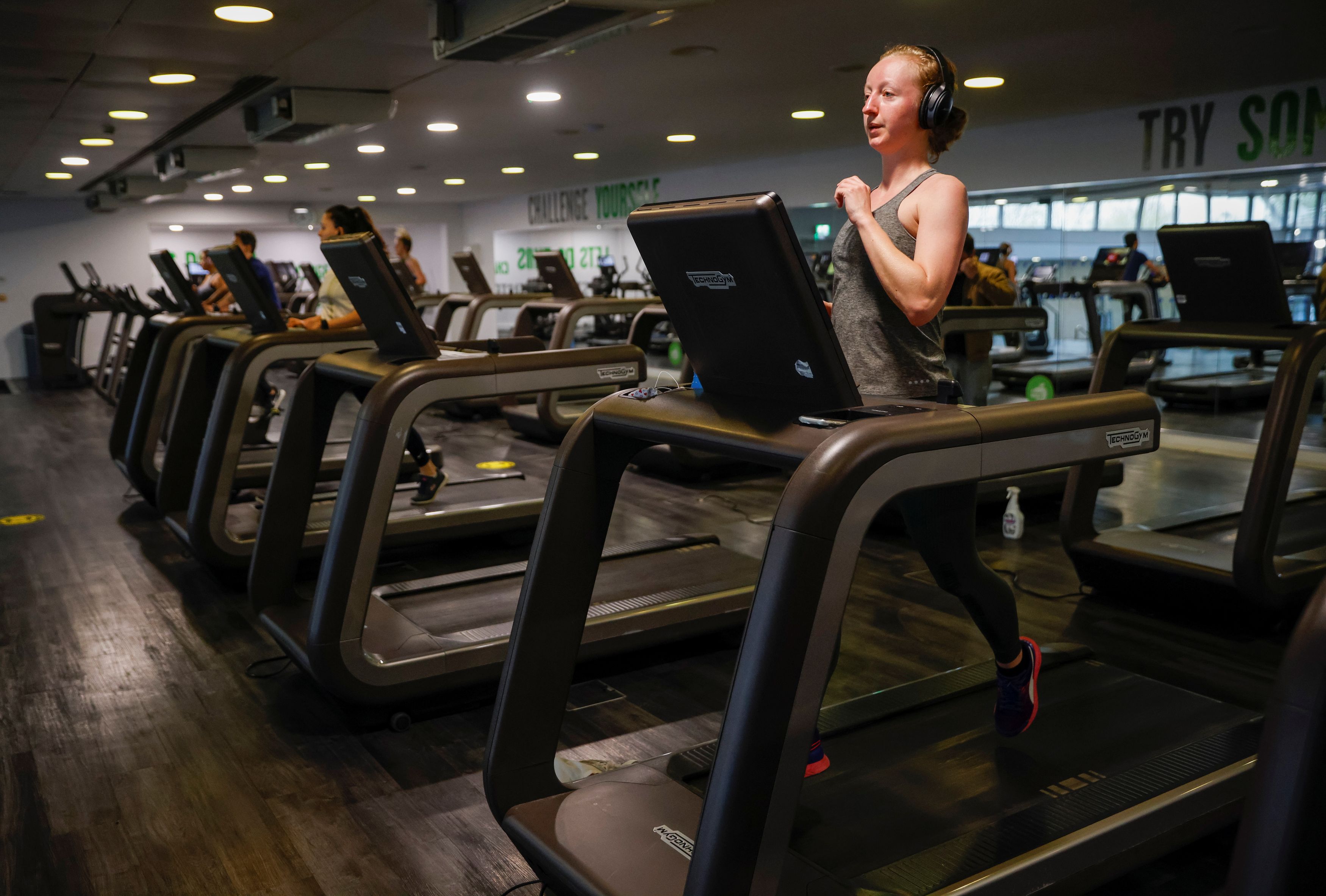 Μπίρα, κομμωτήριο και ψώνια: Η πρώτη μέρα ανοίγματος στη Βρετανία (φωτογραφίες)-13