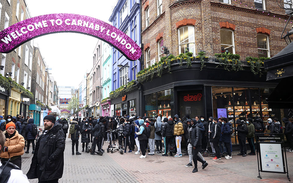 Μπίρα, κομμωτήριο και ψώνια: Η πρώτη μέρα ανοίγματος στη Βρετανία (φωτογραφίες)-11