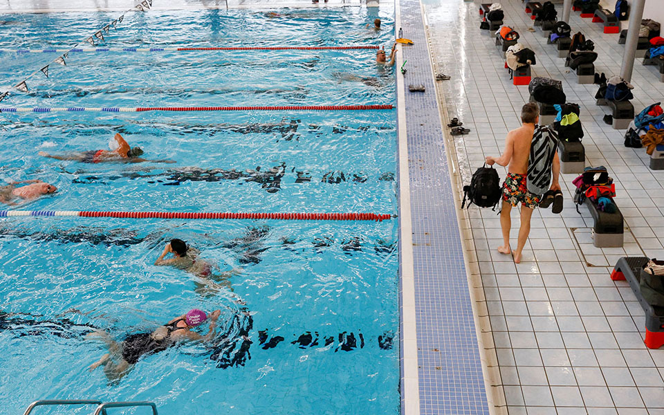 Μπίρα, κομμωτήριο και ψώνια: Η πρώτη μέρα ανοίγματος στη Βρετανία (φωτογραφίες)-12