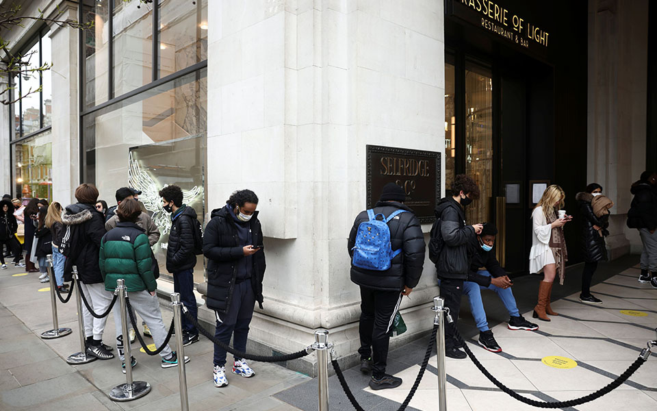 Μπίρα, κομμωτήριο και ψώνια: Η πρώτη μέρα ανοίγματος στη Βρετανία (φωτογραφίες)-7