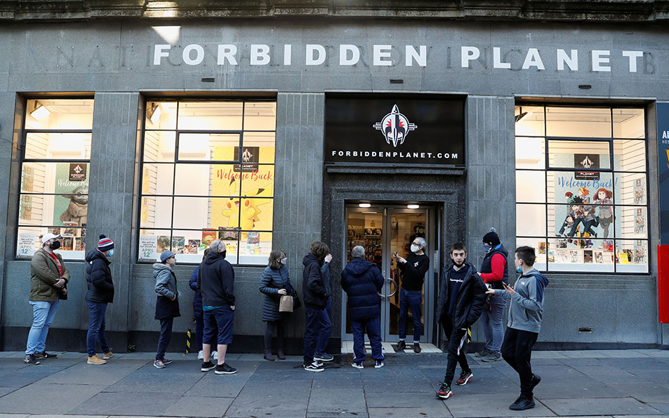 Μπίρα, κομμωτήριο και ψώνια: Η πρώτη μέρα ανοίγματος στη Βρετανία (φωτογραφίες)-8