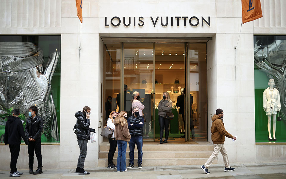 Μπίρα, κομμωτήριο και ψώνια: Η πρώτη μέρα ανοίγματος στη Βρετανία (φωτογραφίες)-5