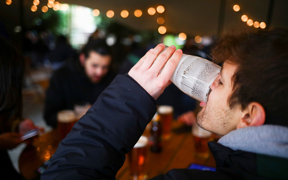 Μπίρα, κομμωτήριο και ψώνια: Η πρώτη μέρα ανοίγματος στη Βρετανία (φωτογραφίες)-2