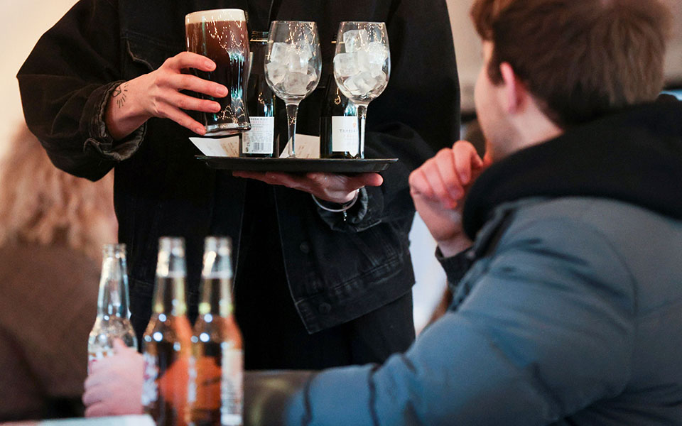 Μπίρα, κομμωτήριο και ψώνια: Η πρώτη μέρα ανοίγματος στη Βρετανία (φωτογραφίες)-3