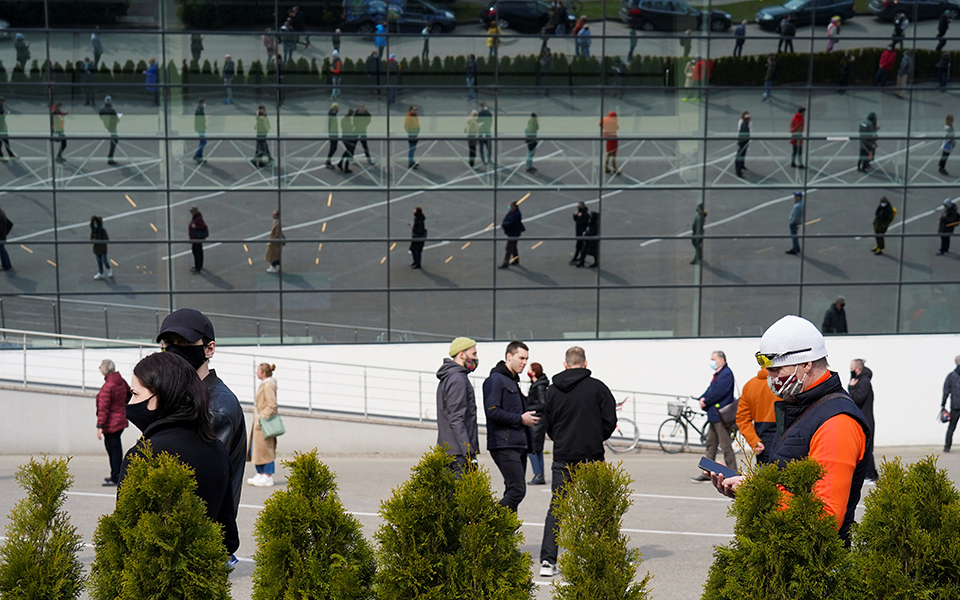 Λετονία: Ουρές από 30άρηδες για ένα εμβόλιο της AstraZeneca-1