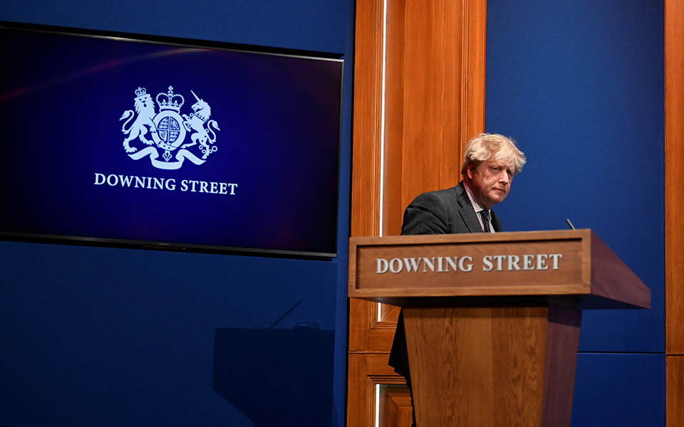 βρετανία-σε-διπλό-κλοιό-ο-τζόνσον-ψά-561344635