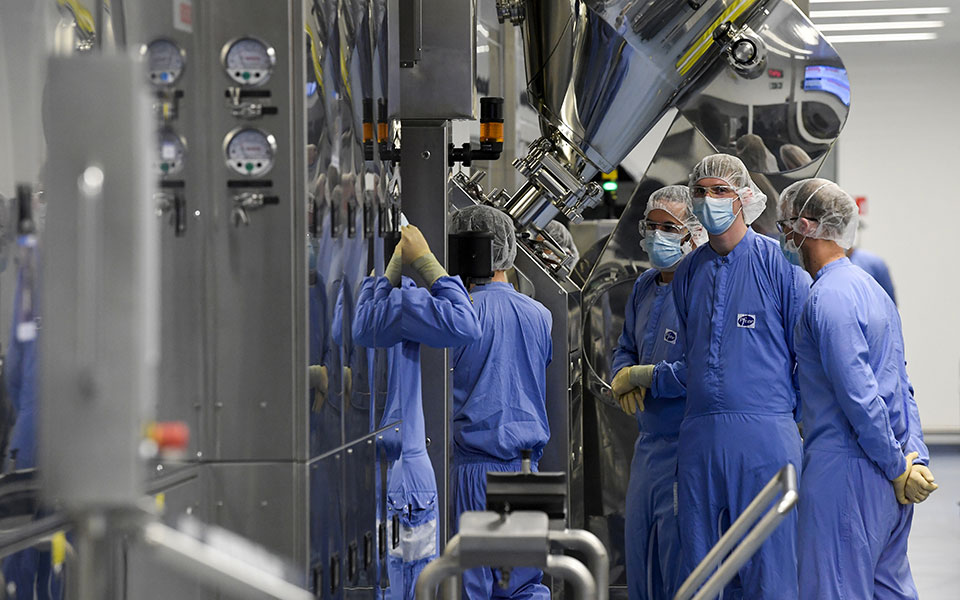 στα-εργαστήρια-της-pfizer-τα-19-βήματα-για-την-561348043