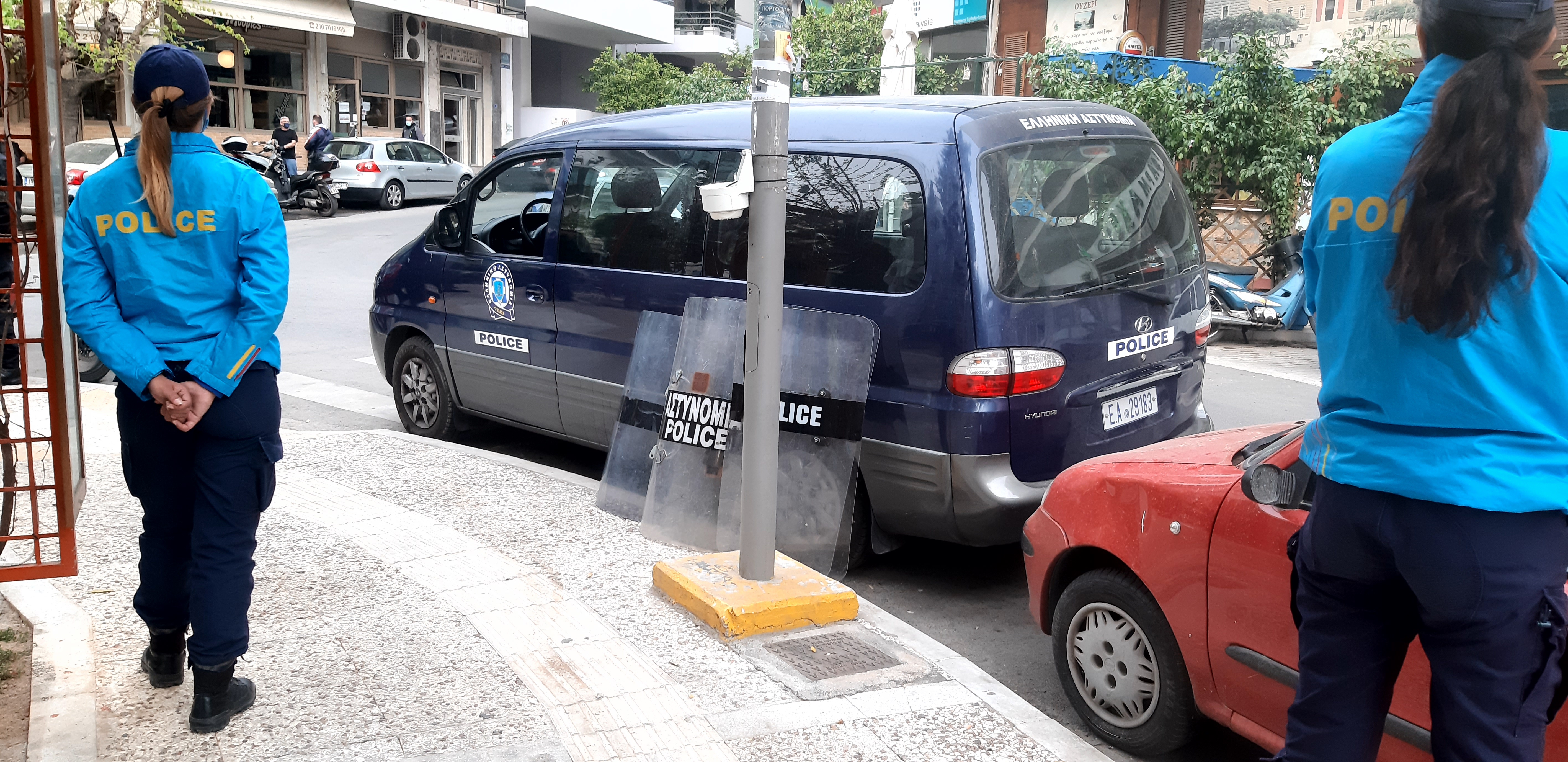 «Λουκέτο» στην πλατεία Βαρνάβα μετά τα ολονύχτια πάρτι-3