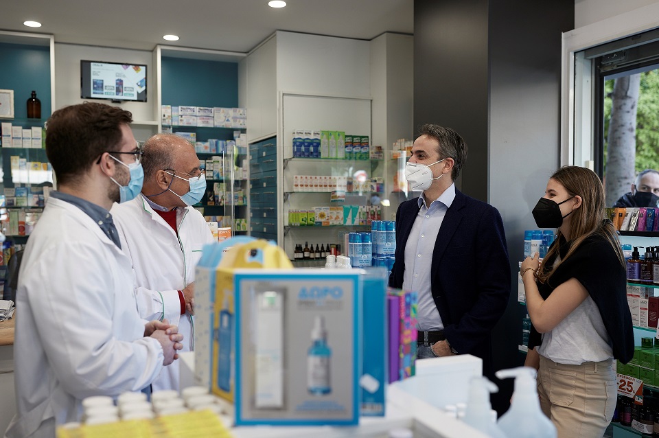 Σε φαρμακείο για το self-test της κόρης του ο Μητσοτάκης-1