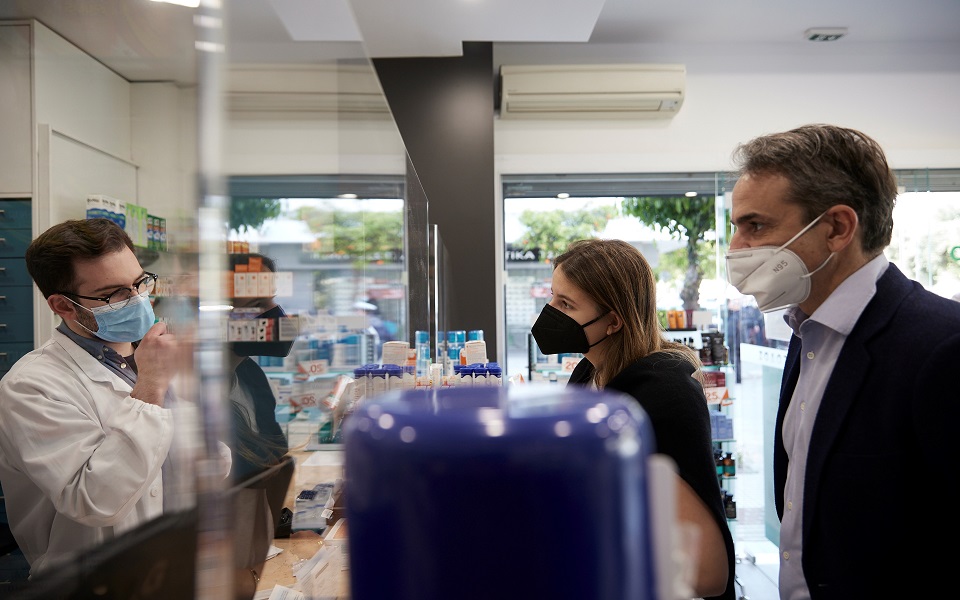 σε-φαρμακείο-για-το-self-test-της-κόρης-του-ο-μη-561325789