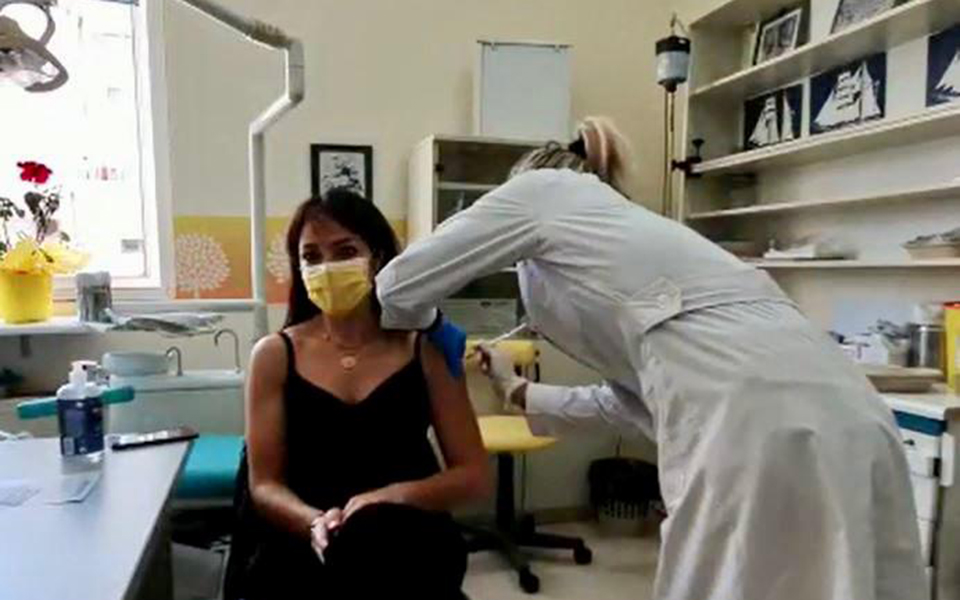 με-astrazeneca-εμβολιάστηκε-η-δόμνα-μιχαηλίδου-561346027