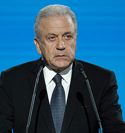 Ξεσκονίζοντας τους καναπέδες-1