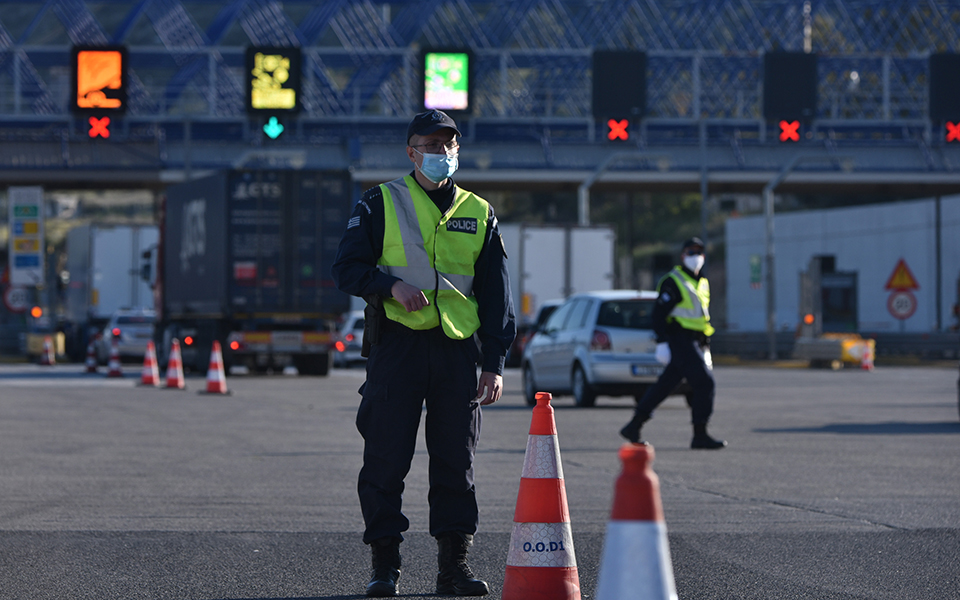 διόδια-επί-ποδός-πάνω-από-10-000-αστυνομικο-561342595