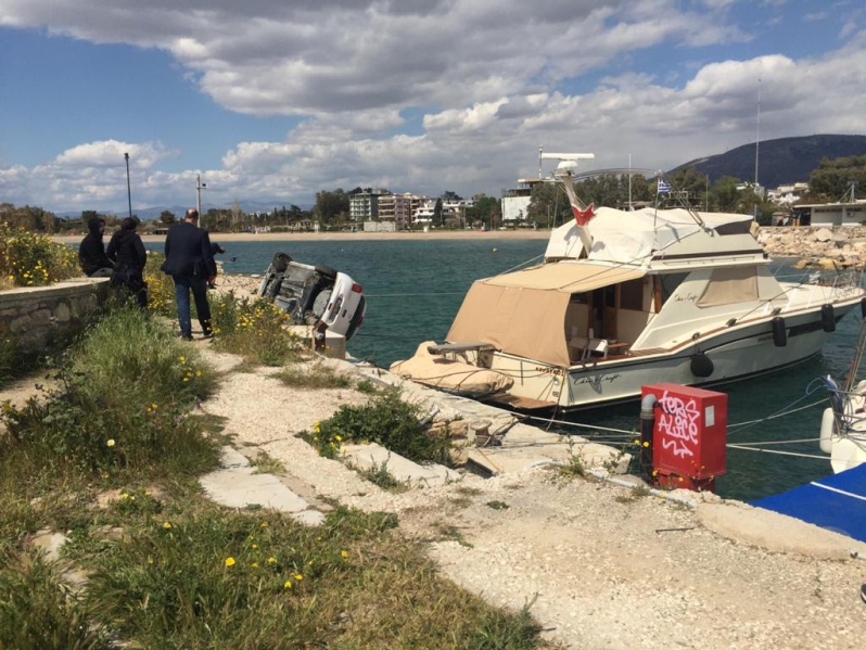Μαρίνα Γλυφάδας: Αυτοκίνητο ανετράπη και σταμάτησε μισό μέτρο απο το νερό-2