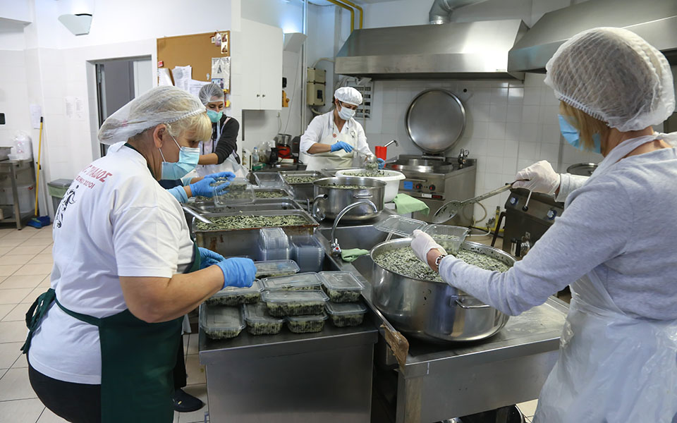 h-πανδημία-γεμίζει-τα-συσσίτια-561335119