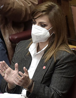 Ο Βράχος πάει στο κόμμα-1