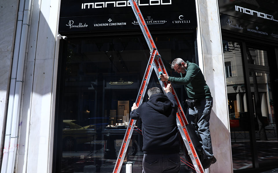 προετοιμασίες-στο-εμπόριο-στις-παραλ-561317698