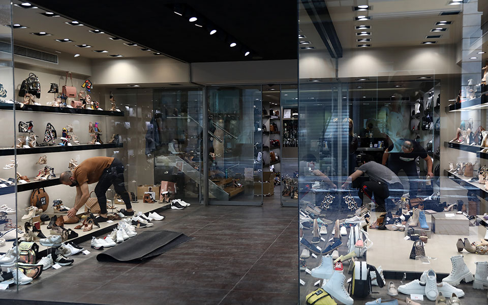 Προετοιμασίες στο εμπόριο, στις παραλίες οι Αθηναίοι-3