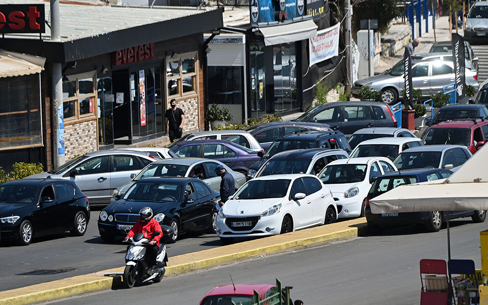 Μαζικά «κρούσματα» συνωστισμού σε άλση, πάρκα και πλατείες-4