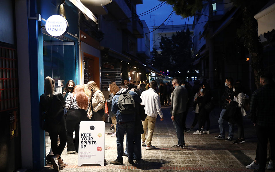 Μαζικά «κρούσματα» συνωστισμού σε άλση, πάρκα και πλατείες-1