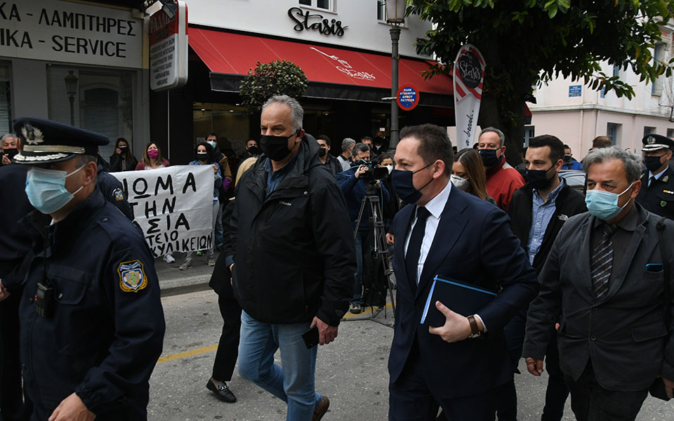 αναβρασμός-στον-εμπορικό-κόσμο-και-αί-561318277